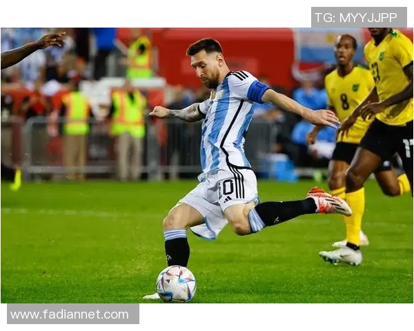 梅西独特足球技艺解析：从控球到突破的无与伦比的艺术展示