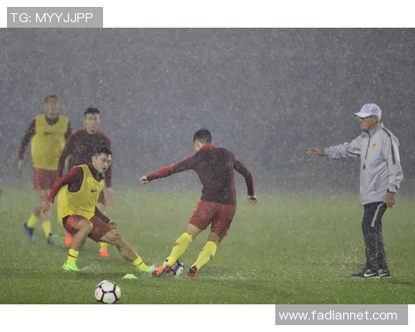 下暴雨中奋战的足球明星展现不屈精神与拼搏意志